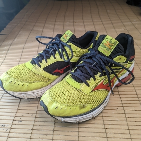 Mizuno Wave Inspire 9 Mens Running Shoes Size 12  Yellow Athletic Sneakers - Picture 1 of 12